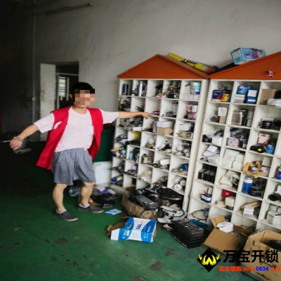 为报复竟偷走汽修店待修车钥匙 披着